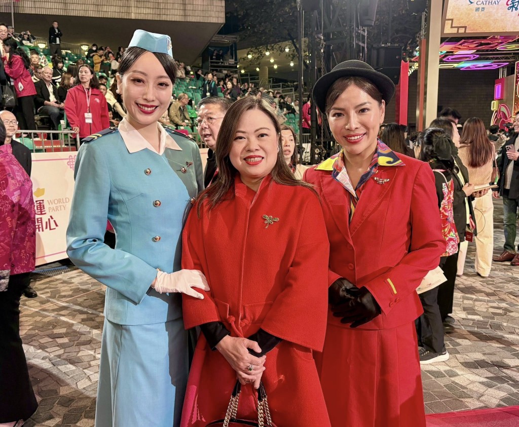 羅淑佩與國泰空姐合照打卡。