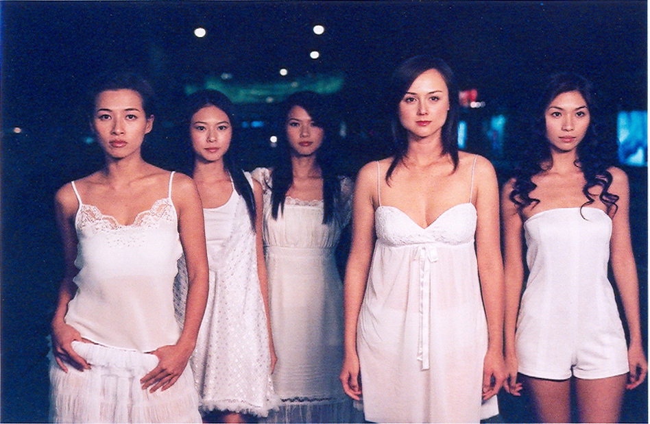 （左起）麦家琪、黄婉佩（Race）、黄婉君（Rosanne）、韩君婷、黄泆潼在电影《精装追女仔2004》演出。
