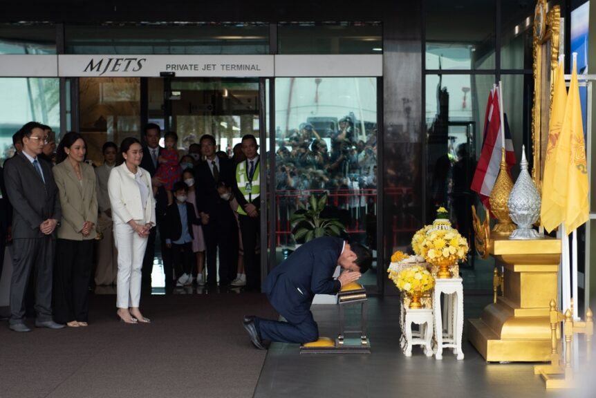 他信去年8月甫抵机场即向泰皇肖像匍匐在地致敬。网上图片