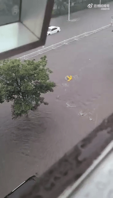 網傳影片，據稱在番禺暴雨下，有一名外賣小哥在馬路上游泳前行。
