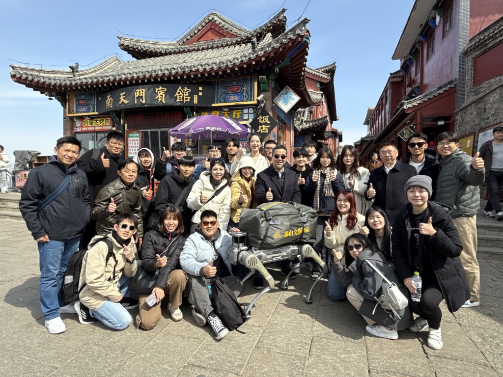 馬英九帶台灣學生在山東參觀。 中新社 馬英九帶台灣學生在山東參觀。 中新社