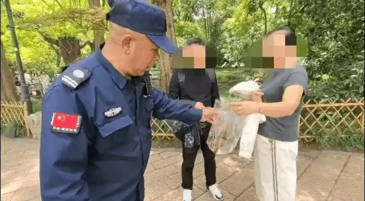 古惑游客游客偷走“小鸳鸯” 遭揭发。