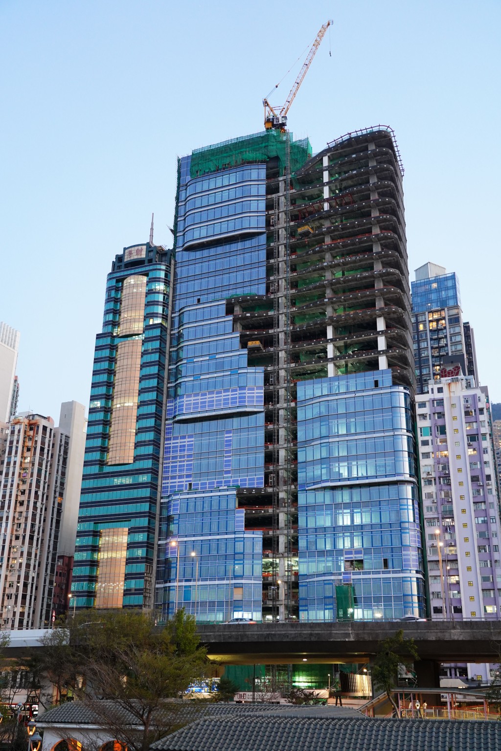 大鴻輝旗下干諾道西興建中甲廈，獲一間大學以38億洽至尾聲。