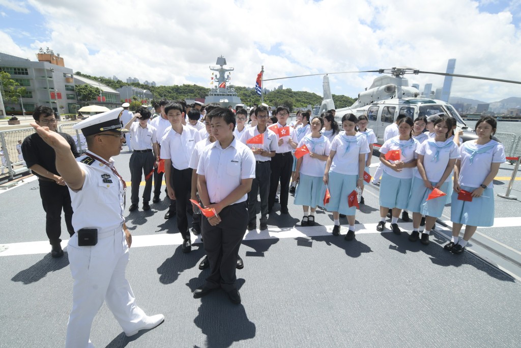 艦上官兵向參觀的學生指示方向。 艦上官兵向參觀的學生指示方向。