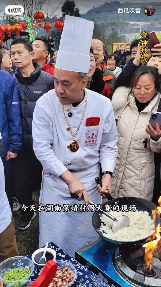 日前在湖南保靖村廚大賽人來人往的現場比賽。