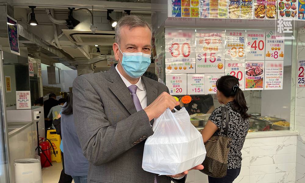 美國領事特地到「兩餸飯」店買飯打卡。