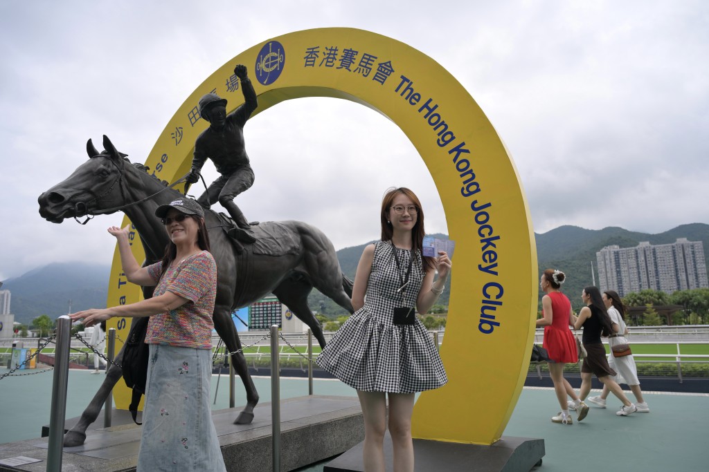 不少旅客在場內與雕塑裝置合照。 不少旅客在場內與雕塑裝置合照。