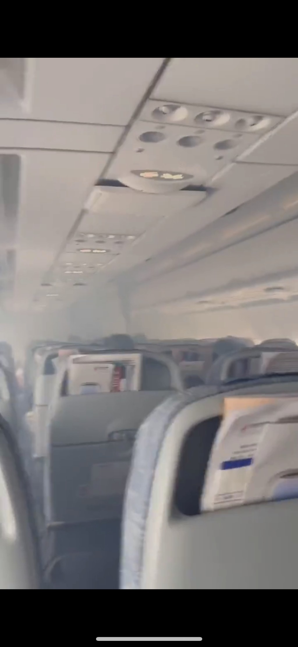 成都飛新加坡國航CA403航班引擎著火，機艙濃煙密佈。
