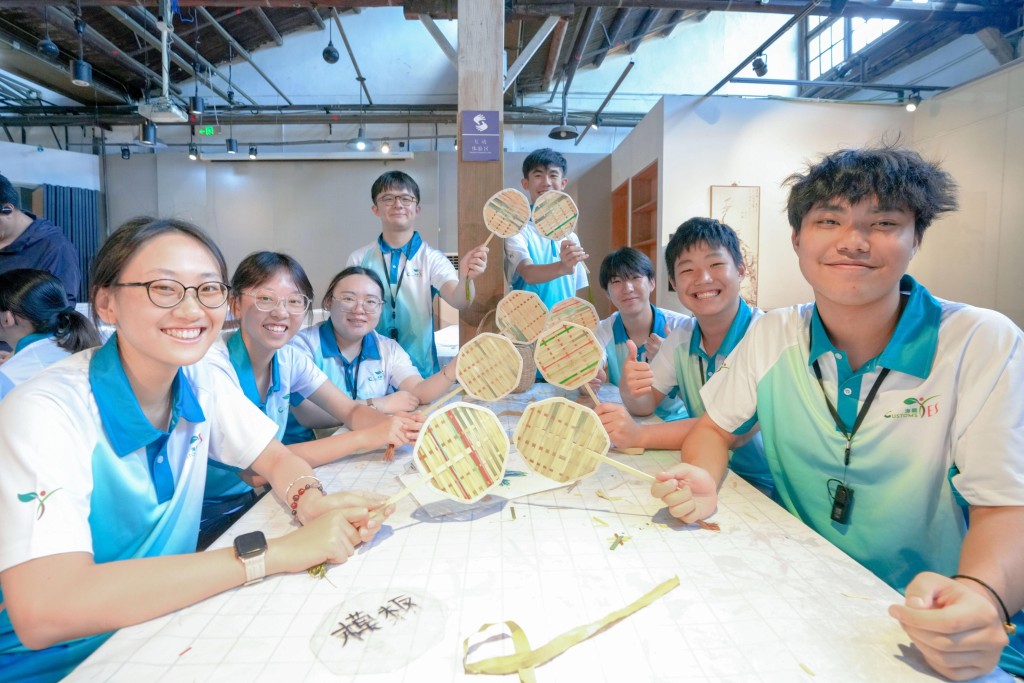 Customs YES團員到杭州手工藝活態館，製作中國傳統清風竹扇，感受非物質文化遺產手工藝的獨特魅力。