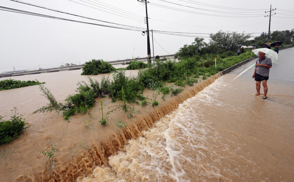 清州一条道路被大雨淹没。路透社