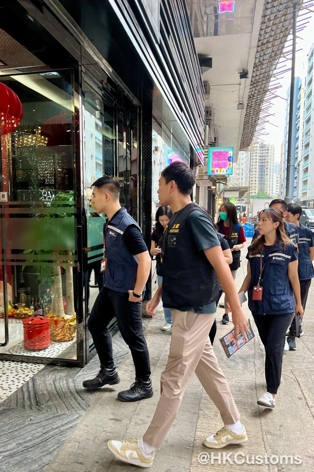 海關夥旅監局巡查土瓜灣和紅磡旅客購物熱點,提醒商戶須遵守《商說》。海關FB 海關夥旅監局巡查土瓜灣和紅磡旅客購物熱點,提醒商戶須遵守《商說》。海關FB