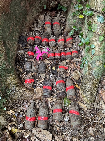 現場找到數十個手榴彈等武器。 空援隊