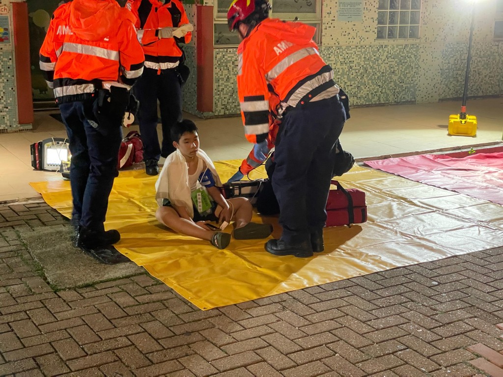 有住戶表示不適,要有救護員協助治理。 有住戶表示不適,要有救護員協助治理。