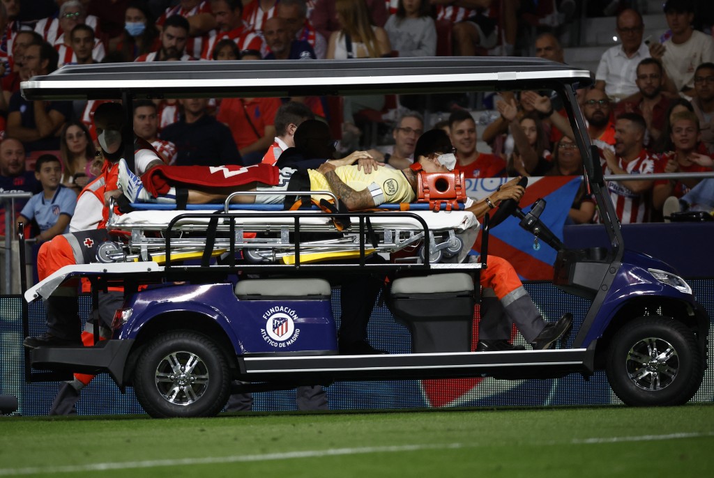 奧達維奧需用擔架床運離球場。Reuters