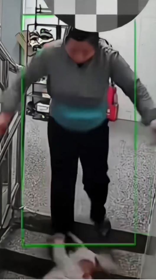 大妈只顾看手机害婴儿跌落楼梯。起点新闻