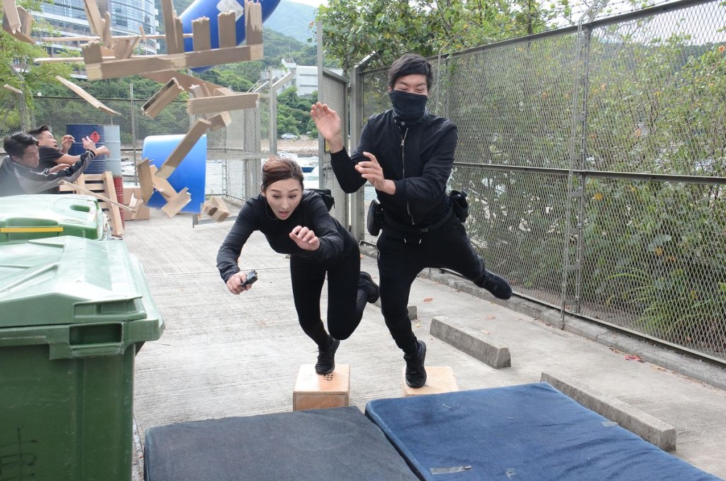 和高海寧合作多次，但今次在《C9》中， 黎諾懿指有不少動作戲，還曾撞爆眉心。