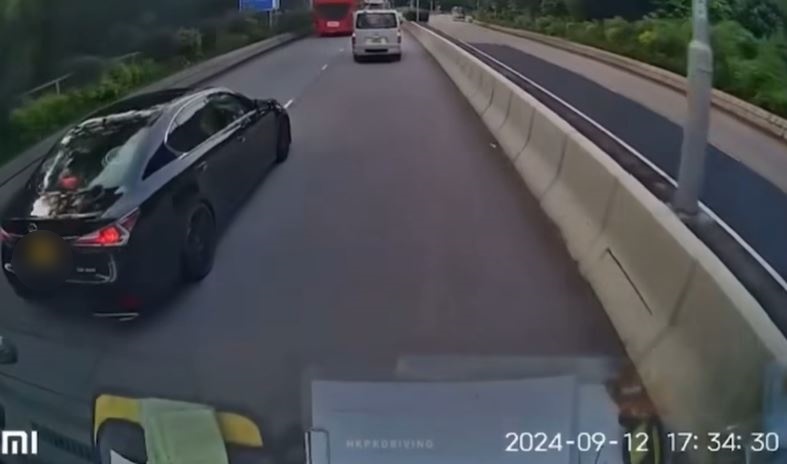 凌志私家車在片主車輛鄰線駛出。​ 網片截圖  ​