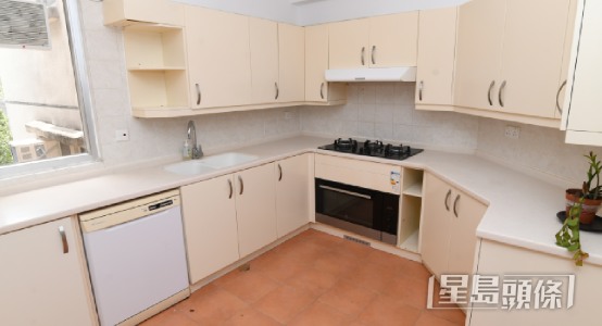 厨房工作枱面呈U型设计，备餐空间充足。