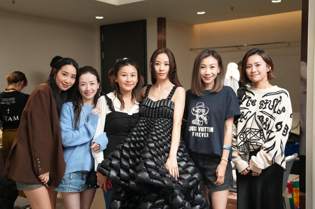 昔日Cookies的隊友吳雨霏、楊愛瑾、區文詩、陳素瑩(Gloria)及何綺玲(Elaine)，去年到場支持好姊妹鄧麗欣相隔16年的香港演唱會。