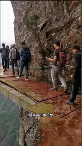 内地有户外爱好者曾冒死闯入未开放的浙江温州雁荡山景区高空栈道拍照。影片截图