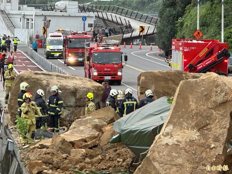 消防人員到場查看是否有人被埋。 台灣自由時報圖