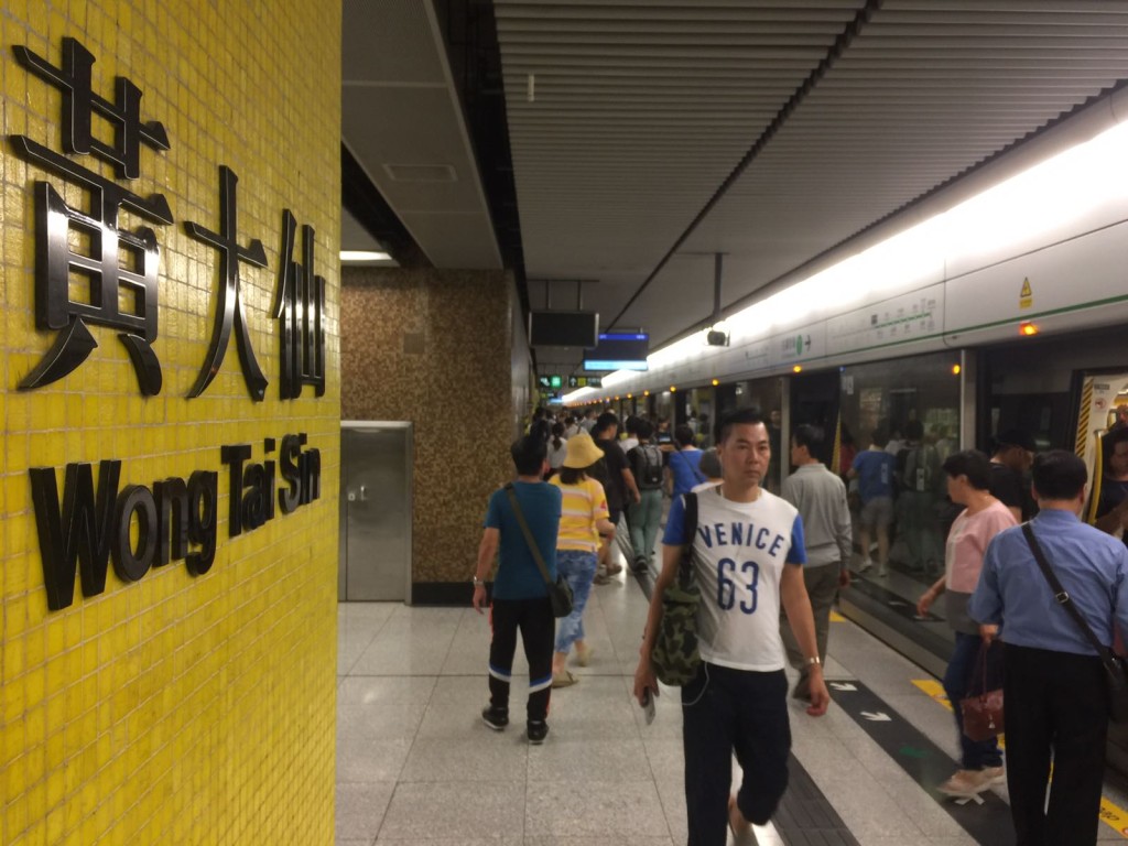 黃大仙站列車冒煙。