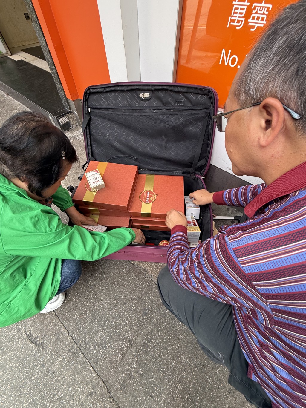 一對旅客購買近滿一個行李箱的安宮牛黃丸及其他保健品