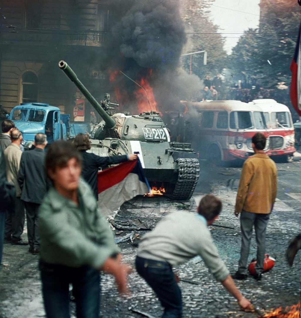 1968年8月，苏联领导的华约军队入侵，粉碎了捷克的「布拉格之春」改革运动。美联社