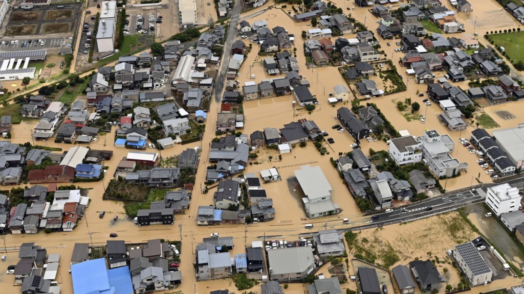 圖為縣內坂井市住宅區嚴重水浸。美聯社