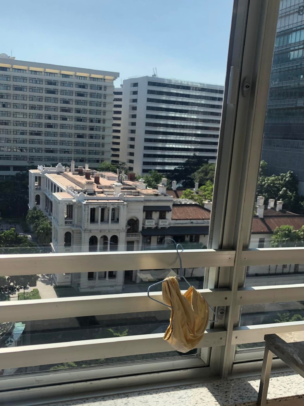 網民入住酒店發現房間外掛有一條女裝內褲。「香港 Staycation 酒店交流谷」網民圖片