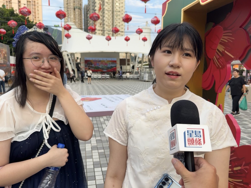 黃同學(左)、陳同學(右)特意穿上旗袍服飾來打卡。 黃同學(左)、陳同學(右)特意穿上旗袍服飾來打卡。
