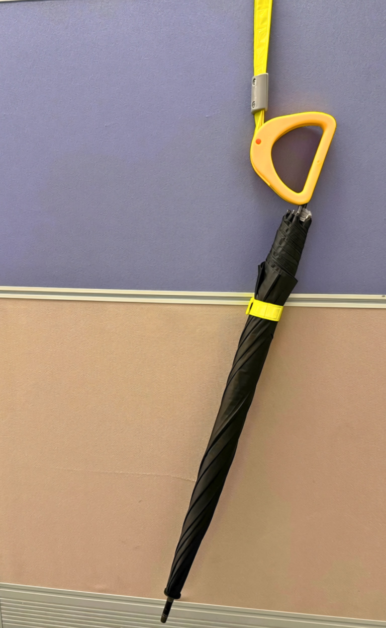 「KMB Upcycled Umbrellas」長傘手柄由九巴車廂的標誌黃色吊環扶手改裝,供九巴前線外勤同事使用。九巴提供 「KMB Upcycled Umbrellas」長傘手柄由九巴車廂的標誌黃色吊環扶手改裝,供九巴前線外勤同事使用。九巴提供