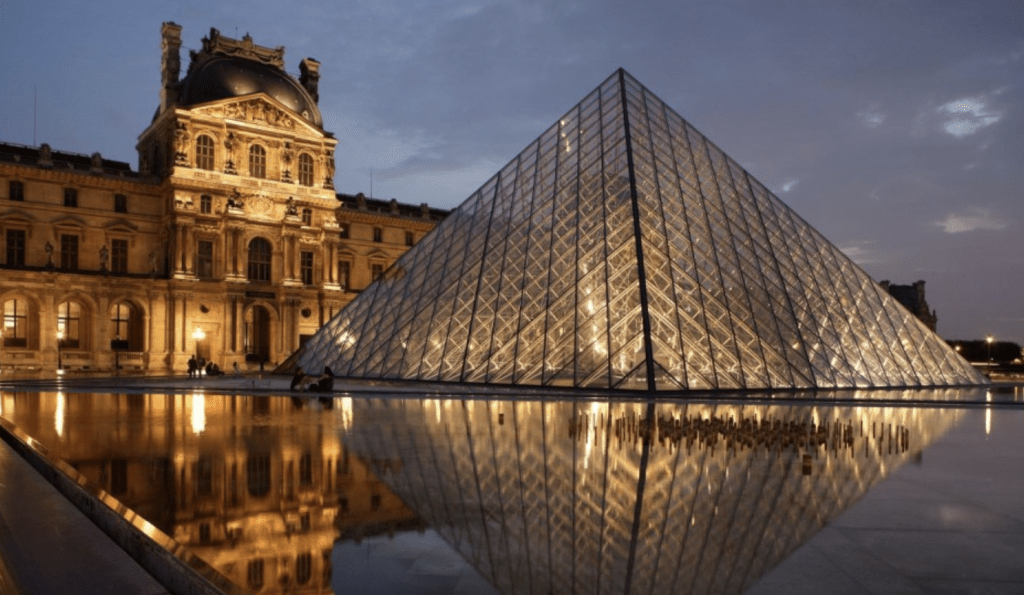 貝建中與父親貝聿銘、弟弟貝禮中聯手創造了地平面上一系列為世人所驚嘆的建築奇觀，其中法國羅浮宮玻璃金字塔是在國際享負盛名。