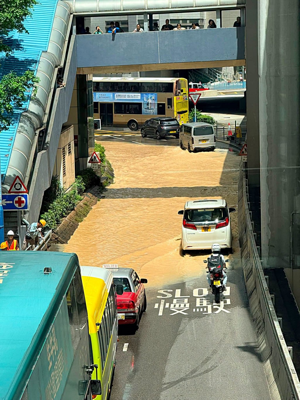 汽車在水中駛過。網圖 汽車在水中駛過。網圖