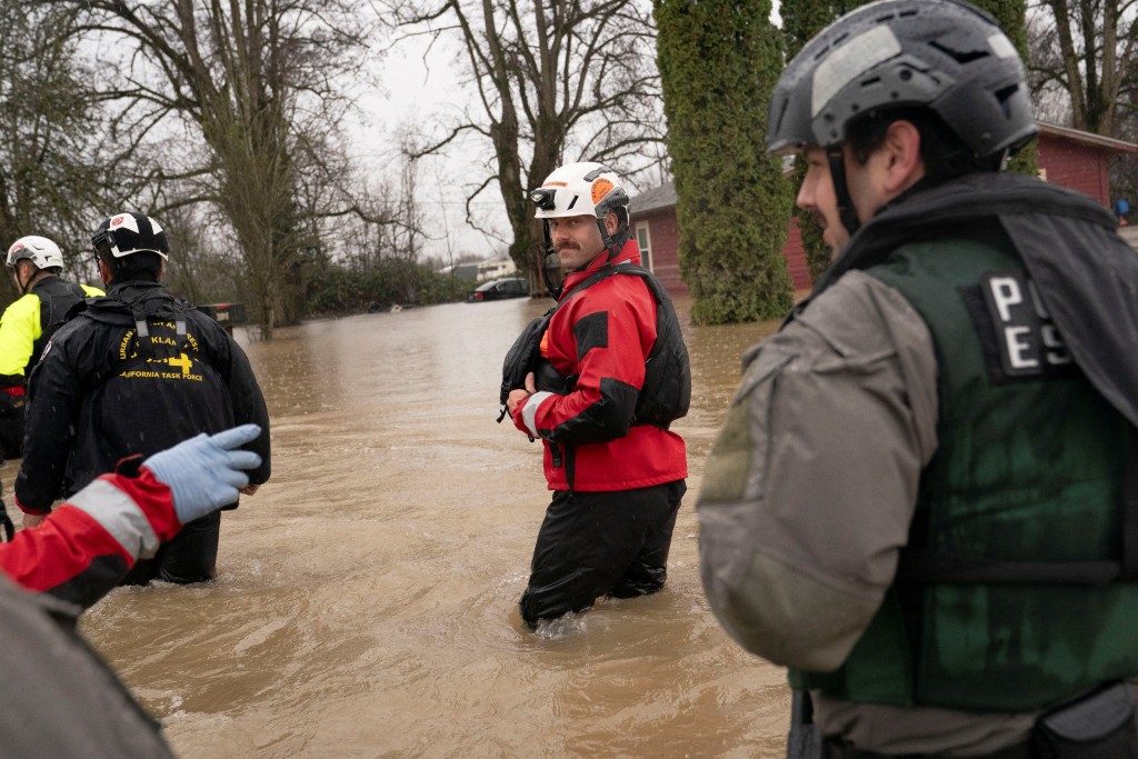 極端高溫亦加劇多地天氣災害。路透社