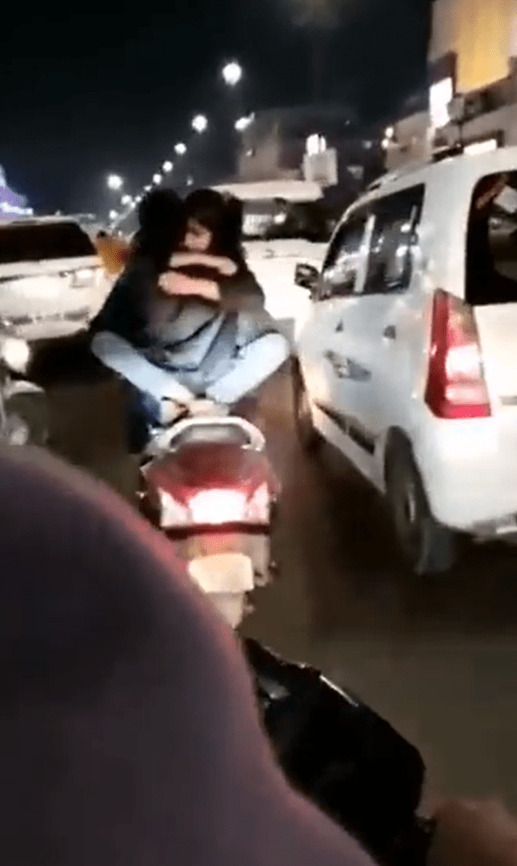 印度一對情侶竟邊騎車邊熱吻。（截圖自Twiiter）