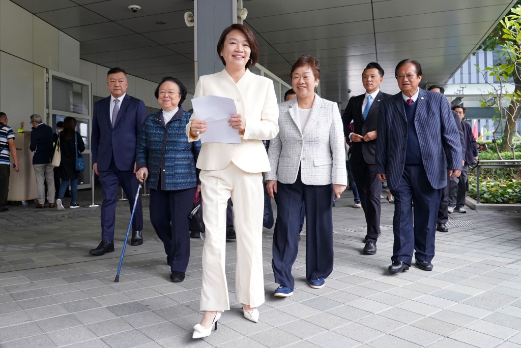 經民聯梁美芬亦在首日報名。 經民聯梁美芬亦在首日報名。