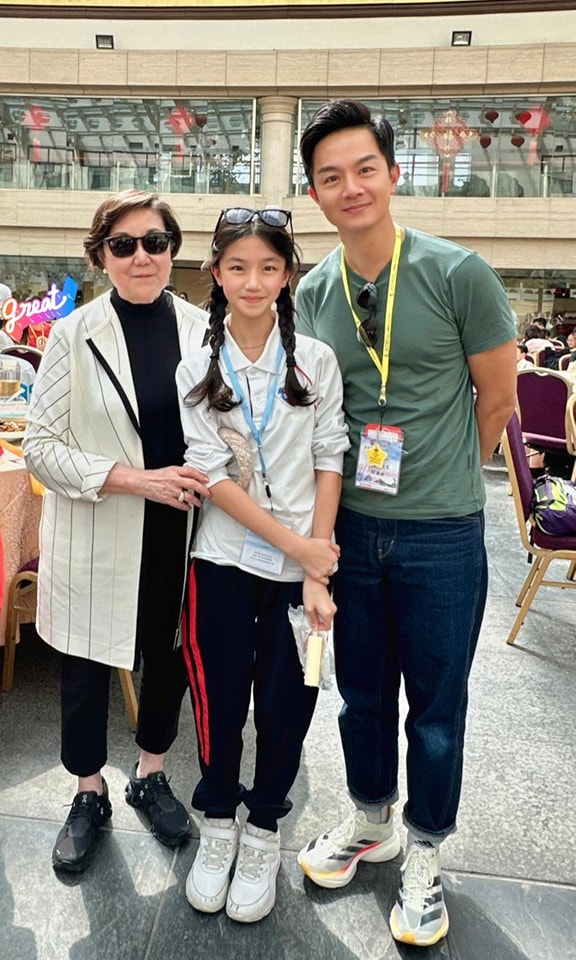 日前陈琪在Facebook晒出一张老公与细女的合照，原来两父女去北京参加游学团，Jacey获赞又高又靓。
