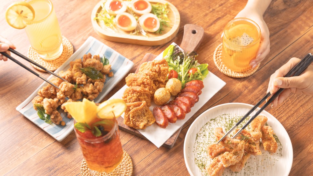 餐廳選用多款來自台灣的新鮮食材,例如甜品「金薯芋圓仙草」中,其中的金薯、芋圓,以及仙草,都是從台灣直送而來,"以及"土鳳梨冰淇淋鬆餅中的鮮奶油,也採用台灣土鳳梨果肉自家打成。 餐廳選用多款來自台灣的新鮮食材,例如甜品「金薯芋圓仙草」中,其中的金薯、芋圓,以及仙草,都是從台灣直送而來,"以及"土鳳梨冰淇淋鬆餅中的鮮奶油,也採用台灣土鳳梨果肉自家打成。