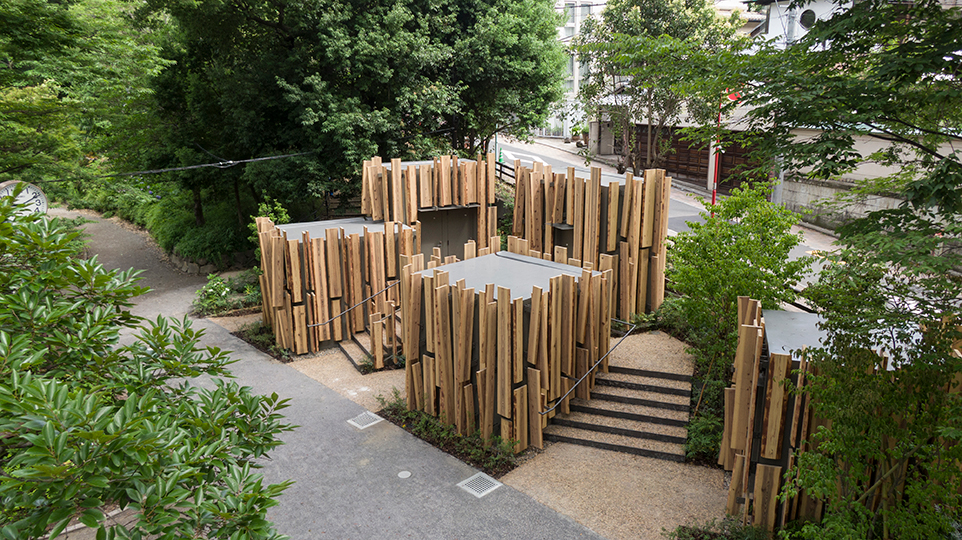 锅岛松涛公园内的公厕与四周环境混然一体，由擅长使用木材的日本名建筑师隈研吾设计。网上图片