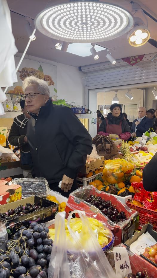 黄仁勋访问上海时到逛当地的街市。抖音