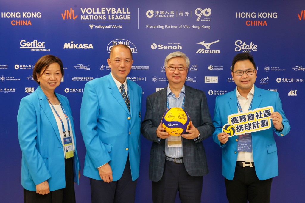 馬會董事楊紹信博士（右二）獲香港排球總會會長吳守基（左二）致送國家隊球員親筆簽名 的排球，以感謝馬會對「賽馬會社區排球計劃」的支持。