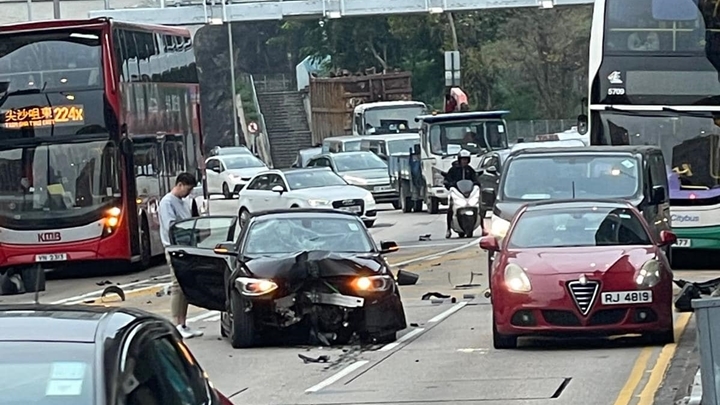私家車失事撞毀燈柱。fb車cam L(香港群組)圖片