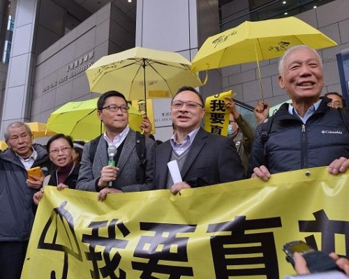 消息指佔中三子被起訴妨擾罪。