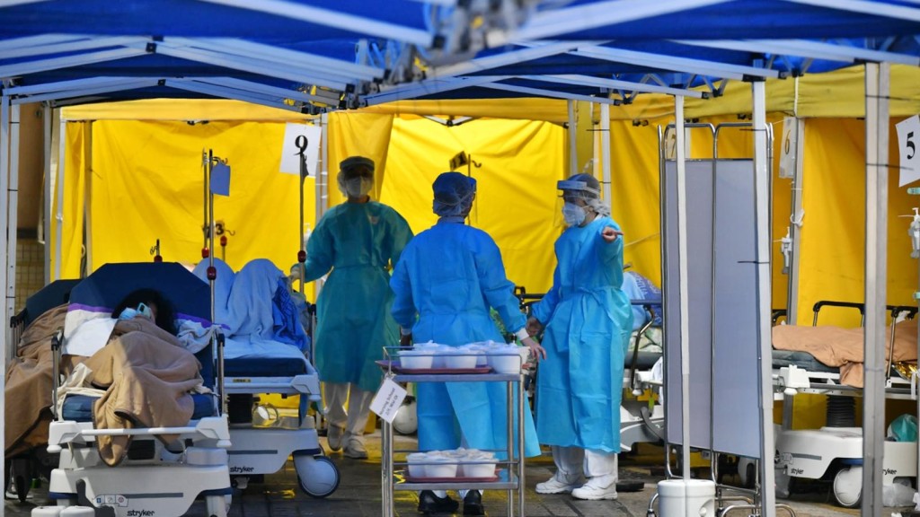 全港醫院病牀及急症室爆滿,大量病人需在露天空地等候。