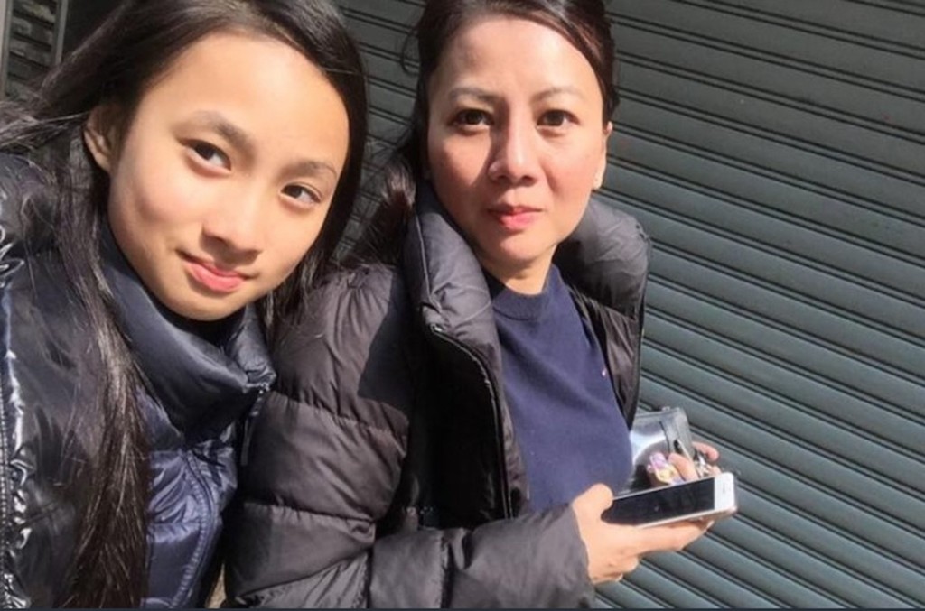 之前的负面新闻风波难免影响到家人，幸而一众至亲仍力挺她。图为Yumi与妈妈。