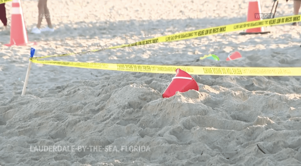 沙灘上仍留下遇難女孩出事時用來挖沙的小膠桶。美聯社