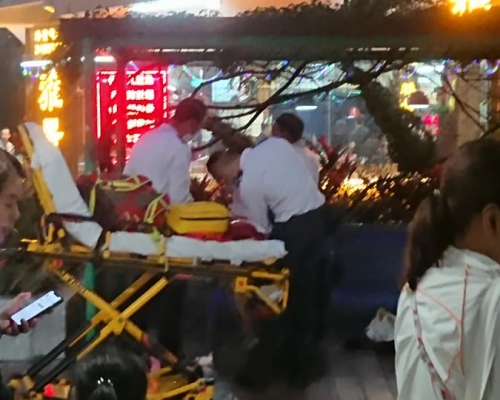 救護員到場為伯伯治理。網民Wong Tze Hei Cody