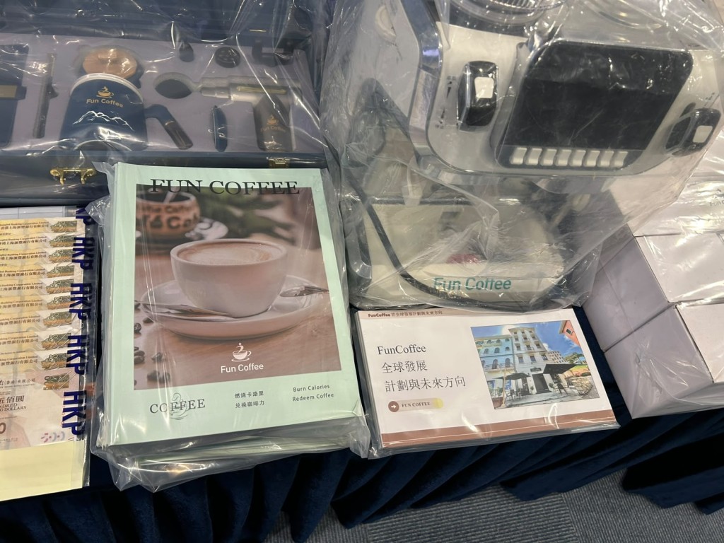警方檢獲大量與涉案公司及投資計劃相關的文件及宣傳資料。