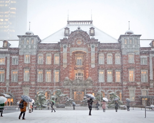 受大雪影響,東京民眾需提早下班回家。新華社